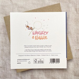 Może przedstawiać: Biała kartka z r&oacute;żowo-pomarańczową ilustracją myszy trzymającej mniszek lekarski. Tekst "Whisker & Nibble" jest w kolorze r&oacute;żowym i pomarańczowym. Kartka zawiera wiadomość o recyklingu i ochronie środowiska. Tekst "Designed in the Brecon Beacons in Wales | Printed in the UK | Blank inside" znajduje się na dole kartki.