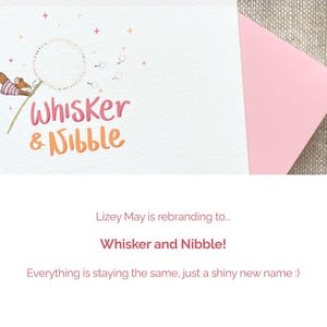 Może przedstawiać: Biała kartka z r&oacute;żową kopertą na g&oacute;rze. Na kartce znajduje się rysunkowa mysz dmuchająca na mniszek lekarski z tekstem "Whisker & Nibble" w kolorze r&oacute;żowym i pomarańczowym. Tekst "Lizey May is rebranding to... Whisker and Nibble! Everything is staying the same, just a shiny new name :)" jest wydrukowany pod logo.
