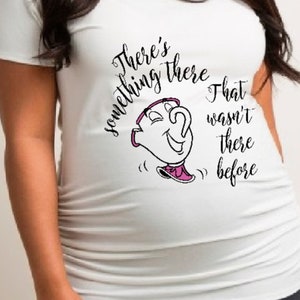 Mutterschafts Shirt SVG Schwangerschaft offenbaren Baby Gender Reveal Die Schöne und das Biest mit Mrs. Potts und Chip Sillhouette oder Cricut