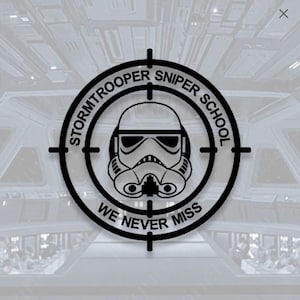 Puede incluir: Ilustración en blanco y negro de un casco de Stormtrooper con una mira de tiro y el texto "Stormtrooper Sniper School We Never Miss".