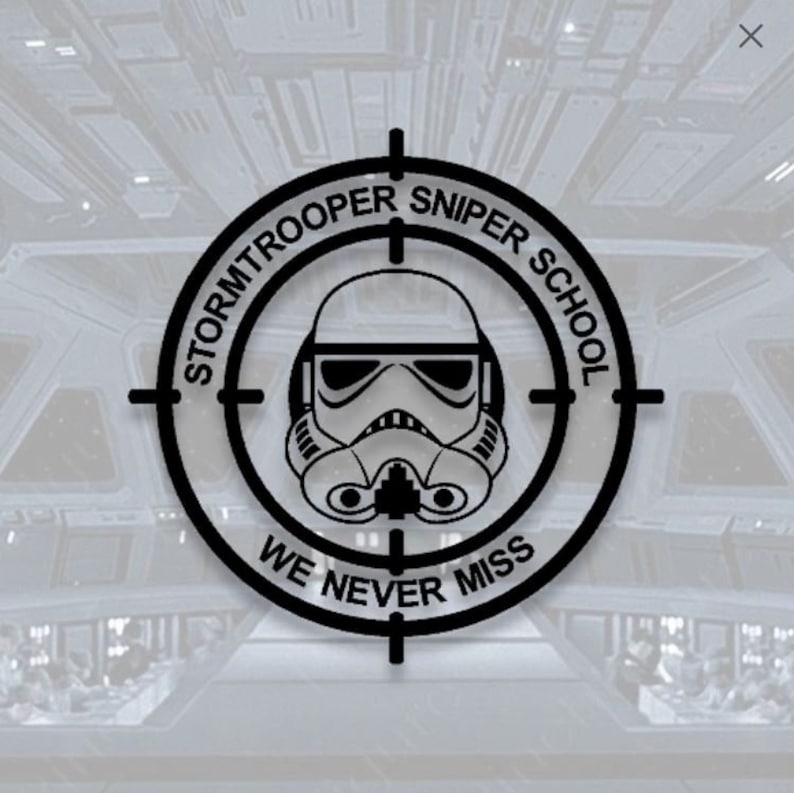 Puede incluir: Ilustraci&oacute;n en blanco y negro de un casco de Stormtrooper con una mira de tiro y el texto "Stormtrooper Sniper School We Never Miss".
