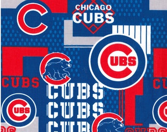 Może przedstawiać: Tkanina w kolorze niebieskim i czerwonym z powtarzającym się wzorem logo Chicago Cubs. Logo zawiera czerwoną literę "C" z białym obramowaniem, czerwonego niedźwiedzia i napis "Chicago Cubs" w białym kolorze.