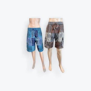 Peut inclure: Deux paires de shorts en patchwork avec une taille à cordon et des poches latérales. Une paire est bleue et l'autre est marron.