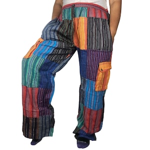 Könnte beinhalten: Mehrfarbige Patchwork-Hose mit einem gestreiften Muster. Die Hose hat eine Cargo-Tasche am rechten Bein.