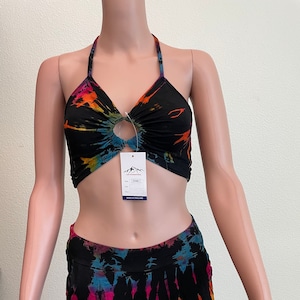 Completo top corto e pantaloncini tie-dye fatti a mano: outfit da festival boho