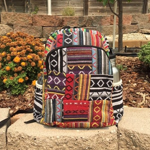 Patchwork Rucksack aus 100% Baumwolle | VEGAN| Fair-Trade | Handarbeit aus Nepal | Bunte Strand Festival Wandertasche | Verstellbarer Gurt | Durchmesser ca