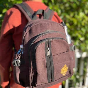 Unikat Braun Canvas Baumwollrucksack mit Tibetischen Endlosknoten Stickerei VEGAN Laptop Rucksack Kleiner Rucksack Hippie Tasche Pack Festival Tasche