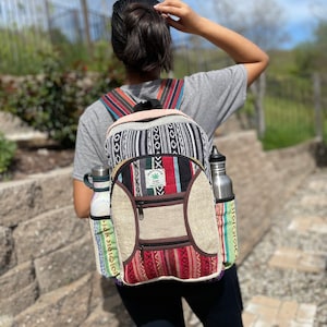 GRAND sac à dos bohème avec poche pour ordinateur portable sac à dos en chanvre de l'Himalaya fait main au Népal commerce équitable festival de plage randonnée sac hippie cadeau d'anniversaire