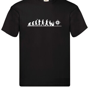 Könnte beinhalten: Schwarzes T-Shirt mit einer weißen Grafik der Evolution des Menschen, die mit einer Person endet, die an einem Computer sitzt, mit dem Text "AI" in einem Schaltkreis.