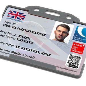 Könnte beinhalten: Eine UK Flyer ID-Karte in einem grauen Halter. Die Karte zeigt die Flagge des Vereinigten Königreichs, ein Foto und Text, darunter "Drone and Model Aircraft" und "UK Civil Aviation Authority". Die Karte ist weiß mit schwarzem Text.