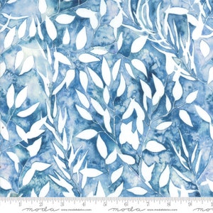 Fleurs bleu clair et blanc. 100 % coton matelassé. Vendu par demi-mètre et gros quarter&#39;s.