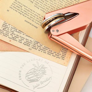 Embosseur de livre personnalisé, Tampon de livre personnalisé, De la bibliothèque de, Tampon de gaufrage avec nom, Cadeaux pour les amoureux des livres, Tampon floral, Cadeau de remise des diplômes