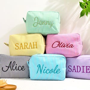 Personalisierte Seersucker Kosmetiktasche für Frauen / Mädchen, gestickter Make-up-Organizer mit großer Kapazität für Braut / Brautjungfer Geschenk, Make-up-Taschen