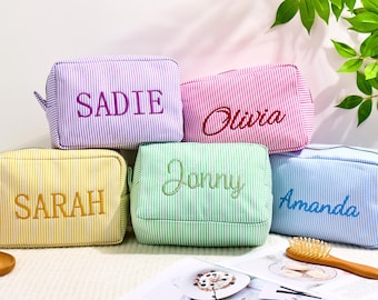 Bolsa de maquillaje de seersucker, regalos para damas de honor, bolsa de cosméticos personalizada, nombre bordado, regalos para despedidas de soltera, organizador de maquillaje, regalo para despedida de soltera
