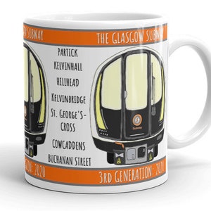 Puede incluir: Taza de cerámica blanca con una ilustración colorida de un tren del metro de Glasgow. La taza muestra el texto "The Glasgow Subway" y enumera las paradas del metro: Partick, Kelvinhall, Hillhead, Kelvinbridge, St. George's-Cross, Cowcaddens y Buchanan Street. La parte inferior de la taza dice "3rd Generation: 2020".