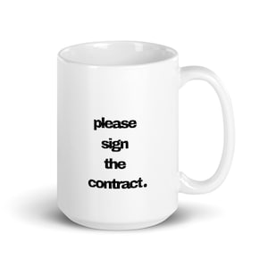 Op de afbeelding: Een witte keramische koffiemok met zwarte tekst die "please sign the contract." luidt.