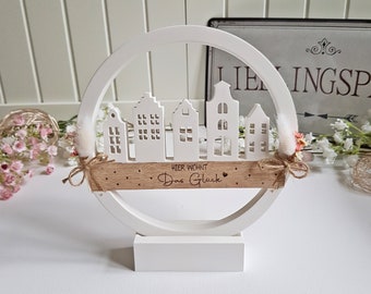 Beton Raysin Häuser Deko Kranz - Hier wohnt das Glück - Holz Klötzchen Deko, Trockenblumen, Lasercut, Wohn Geschenk Idee Deko