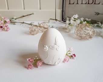 Oster Ei, Beton Raysin Deko - Osterei mit Blumen und Schmetterling Muster - Farbe weis / Frühling Oster Beton Deko