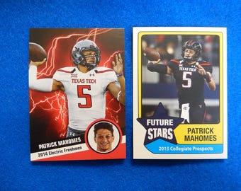 Op de afbeelding: Twee trading cards met Patrick Mahomes, een American football-speler. De kaart links toont Mahomes in een Texas Tech-uniform met een rode bliksem achtergrond. De kaart rechts toont Mahomes in een zwart uniform met een blauwe ster en de tekst "Future Stars".