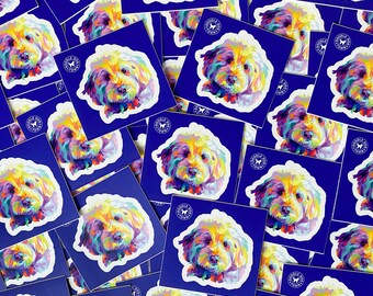 Könnte beinhalten: Ein Stapel bunter Aufkleber mit einem weißen Hund mit Regenbogenfell. Die Aufkleber befinden sich auf einem blauen Hintergrund und haben ein kreisförmiges Logo mit der Aufschrift "POODLE TOWN".