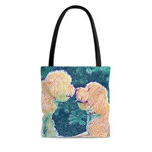 Op de afbeelding: Een tote bag met een kleurrijke illustratie van twee golden doodle honden die elkaar kussen. De honden zijn omlijnd in geel en oranje, en de achtergrond is teal groen met een patroon van dennennaalden.
