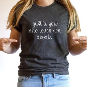 Just a Girl who Loves her Doodle T-shirt, Goldendoodle-cadeau, cadeau voor Labradoodle-moeder, Bernedoodle-meisje, cadeau voor dochter, zus, hond