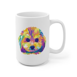 Könnte beinhalten: Weiße Keramiktasse mit einer bunten Illustration eines Pudelgesichts. Der Pudel ist in einem leuchtenden Regenbogen-Farbschema dargestellt.