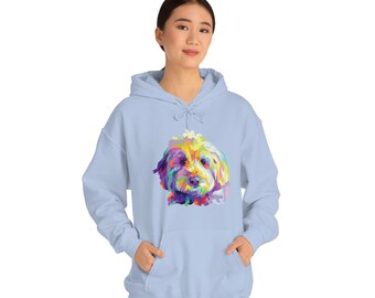 Può includere: Una felpa con cappuccio blu chiaro con una grafica colorata di un muso di cane. Il cane è un barboncino bianco con un design arcobaleno.