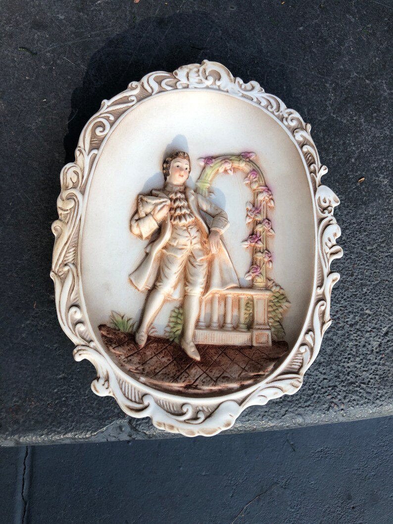 Colonial Victorian wall hanging plaque Lefton