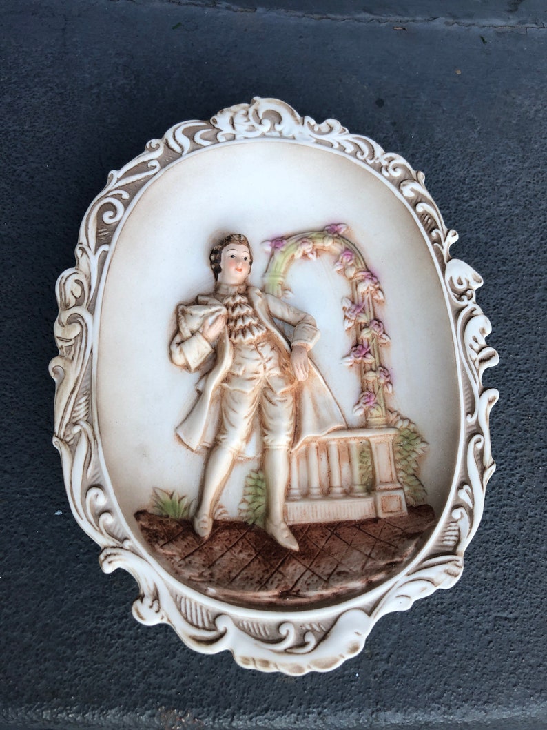 Colonial Victorian wall hanging plaque Lefton