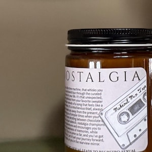 Peut inclure: Ensemble de trois bols en céramique gigognes avec un glaçage blanc cassé moucheté. Les bols varient en taille, le plus grand mesurant environ 15 cm de diamètre. Chaque bol a une forme arrondie et un design simple et minimaliste.