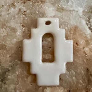 Handgjord keramisk talismanberlock – högbränd stengodshänge (välj design)