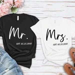 Matching Mr & Mrs T-Shirts, Custom Couple Wedding Gift imagem 1