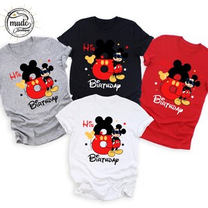 Op de afbeelding: Een verzameling t-shirts in grijs, zwart, rood en wit, elk met een Mickey Mouse-ontwerp. Het ontwerp bevat de tekst "His Birthday" en een groot nummer 8 met Mickey Mouse. De shirts zijn korte mouwen.
