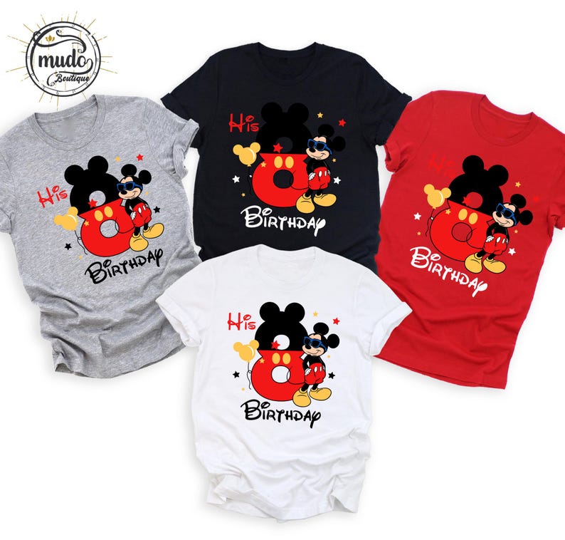 Op de afbeelding: Een verzameling t-shirts in grijs, zwart, rood en wit, elk met een Mickey Mouse-ontwerp. Het ontwerp bevat de tekst "His Birthday" en een groot nummer 8 met Mickey Mouse. De shirts zijn korte mouwen.