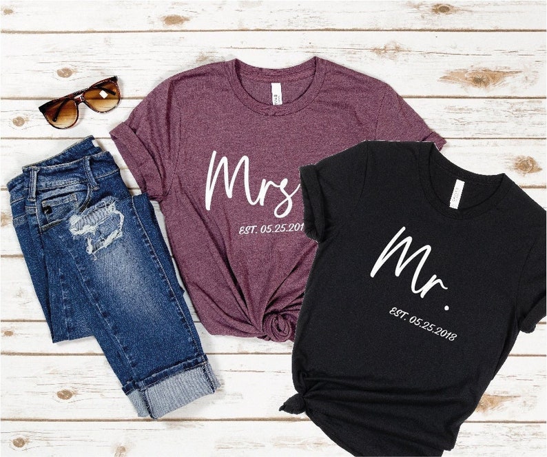 Matching Mr & Mrs T-Shirts, Custom Couple Wedding Gift imagem 2