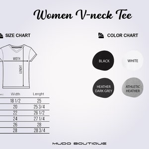 Op de afbeelding: Afbeelding van een maat- en kleurentabel voor een V-hals T-shirt voor dames. De maattabel toont de afmetingen in inches voor de maten S tot en met 3XL. Kleuropties zijn zwart, wit, heather donkergrijs en athletic heather.