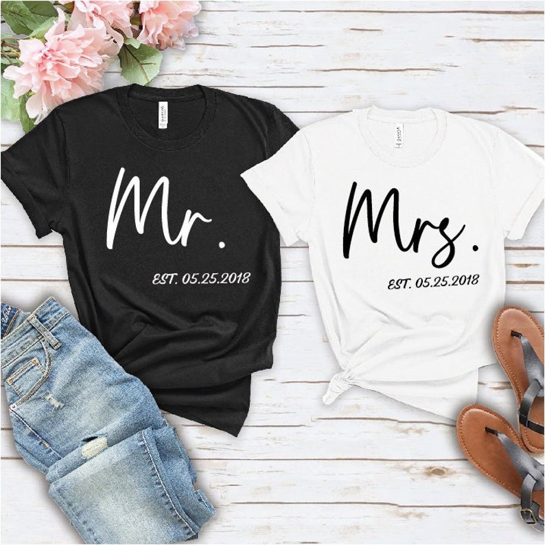 Matching Mr & Mrs T-Shirts, Custom Couple Wedding Gift imagem 1
