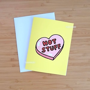 Hot Stuff Funny Sweethearts Snoepwenskaart | Leuke gesprekssnoepkaart voor Valentijnsdag | Kaart voor liefdesdag met humoristische koppels
