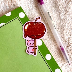 かわいいキャラメルアップルステッカー | かわいいフードアート | デザートアート | ビニール防水ステッカー | 秋のデザートステッカー | マットラップトップデカール | 秋