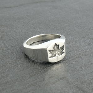 11 mm Ahornblatt Siegelring aus massivem Sterling Silber. Einzigartige Herren oder Damen Ahornblatt Schmuck Handgefertigter Ring
