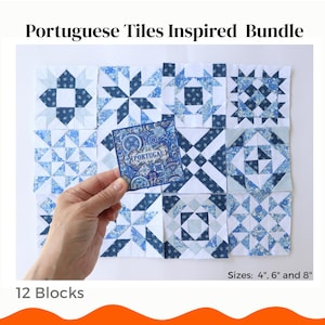 Peut inclure: Un ensemble de 12 blocs de courtepointe carrés en tissu avec des motifs géométriques bleus et blancs. Un bloc tenu au premier plan affiche le texte PORTUGAL. L'ensemble comprend divers motifs complexes en bleu et blanc, avec des tailles de 10 cm, 15 cm et 20 cm.