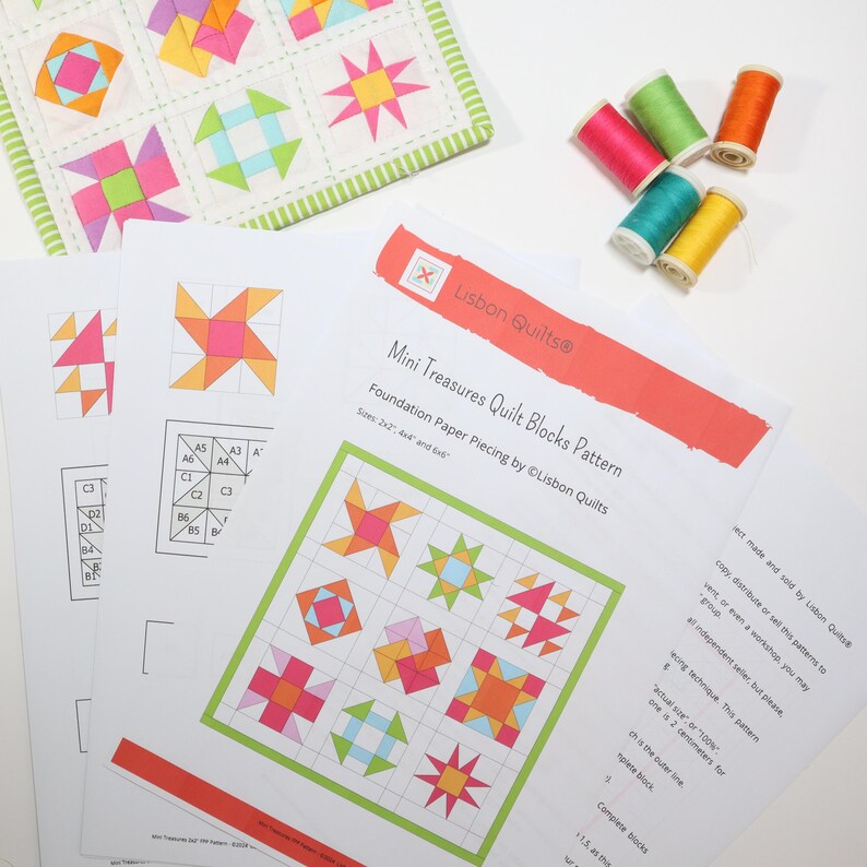 Peut inclure: Un patron de blocs de courtepointe Mini Treasures de Lisbon Quilts imprim&eacute; sur papier blanc, avec des motifs g&eacute;om&eacute;triques color&eacute;s. Cinq bobines de fil rose, vert, orange, bleu sarcelle et jaune accompagnent un petit &eacute;chantillon de tissu.