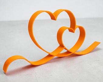 Ornement de dessin au trait coeur orange, décor minimaliste de contour de coeur, accent d'affichage d'étagère moderne