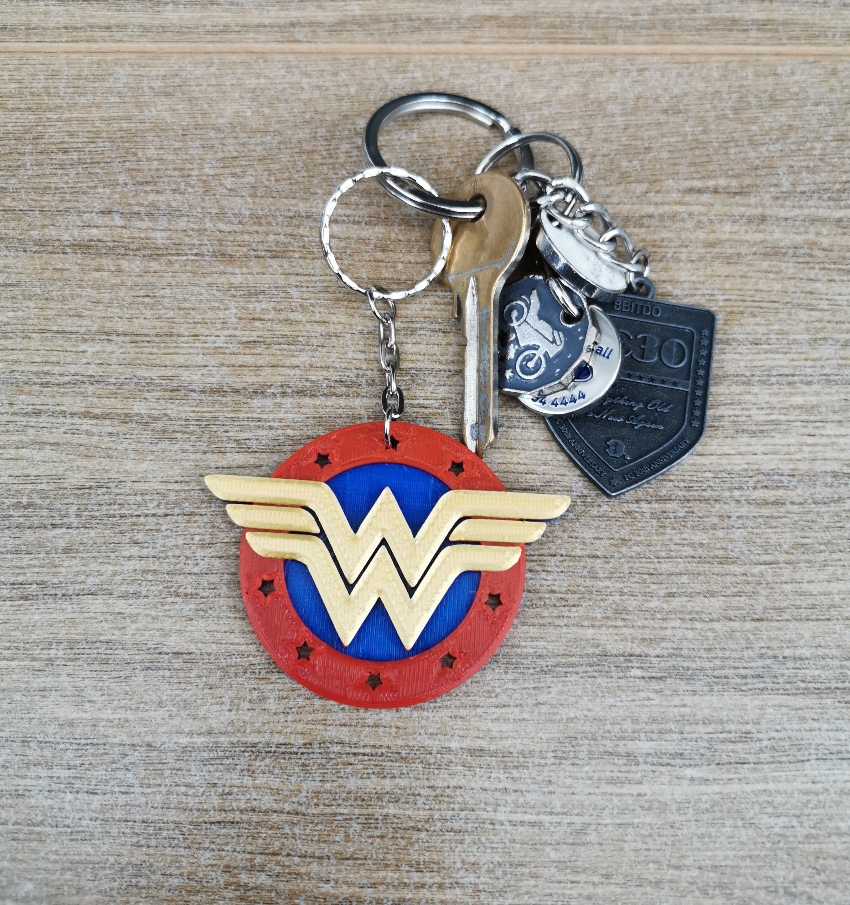 DC Comics Justice League Wonder Woman PVC Schlüsselanhänger – Weich, Offiziell Lizenziert, Superhelden-Accessoire