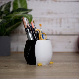Brighten your workspace with our 3D printed Penguin Pen Holder Pots. Perfect for organizing pens and markers, they also make a unique gift for any occasion.
