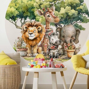 Könnte beinhalten: Eine Aquarellillustration eines Löwen, einer Giraffe, eines Zebras und eines Elefanten in einer Dschungelumgebung. Die Tiere sind von grünen Bäumen und Blumen umgeben. Ein gelber Schaukelstuhl, ein weißer Tisch mit Spielzeug und ein geflochtener Korb befinden sich im Vordergrund.
