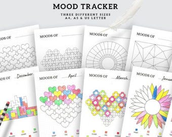 Può includere: Pagine di mood tracker con vari disegni, tra cui cuori e motivi floreali, per diversi mesi. Disponibili nei formati A4, A5 e US Letter. Il testo "MOOD TRACKER" è in alto. Alcune pagine sono colorate.