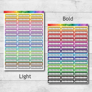 Könnte beinhalten: Zwei Blätter mit Planer-Aufklebern in Regenbogenfarben. Die Aufkleber sind Wassertropfen mit weißem Rand. Der Text "That. Planner. Guy" befindet sich oben auf jedem Blatt. Das Blatt links ist mit "Light" und das Blatt rechts mit "Bold" beschriftet.