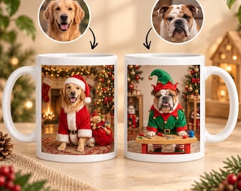 Könnte beinhalten: Zwei weiße Keramiktassen mit individuellen Haustierporträts. Die linke Tasse zeigt einen Golden Retriever im Weihnachtsmannkostüm. Die rechte Tasse zeigt eine Bulldogge als Elf an einer Werkbank. Beide Tassen enthalten runde Inset-Fotos.